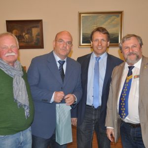 Auf dem Bild von links: Detlev Wischniowski (SPD Spangenberg), MdB Dr. Edgar Franke, Moderator Dr. Ralf Hillwig und KvH-Chef Frank Dastych